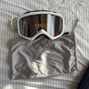 Giro White Ski Goggles with Gray Pouch